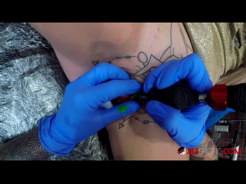 ❤️ Ekstreem tattooed hottie Sully Savage krige in tattoo op har klitoris ️❌ Porno vk op fy.xxxlfv.top ❌
